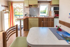 Geladeira, micro-ondas, cooktop, cafeteira/chaleira