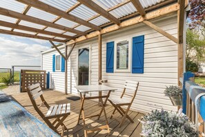 Outdoor dining - Dog friendly Vacation Apartment "Tonis Hütte" with Covered Terrace and Garden (Hohenfels)