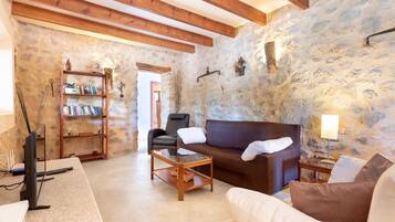 TV, bordtennis og stereoanlegg