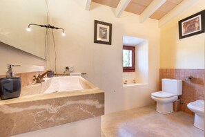 Chuveiro, secador de cabelo, toalhas de banho 