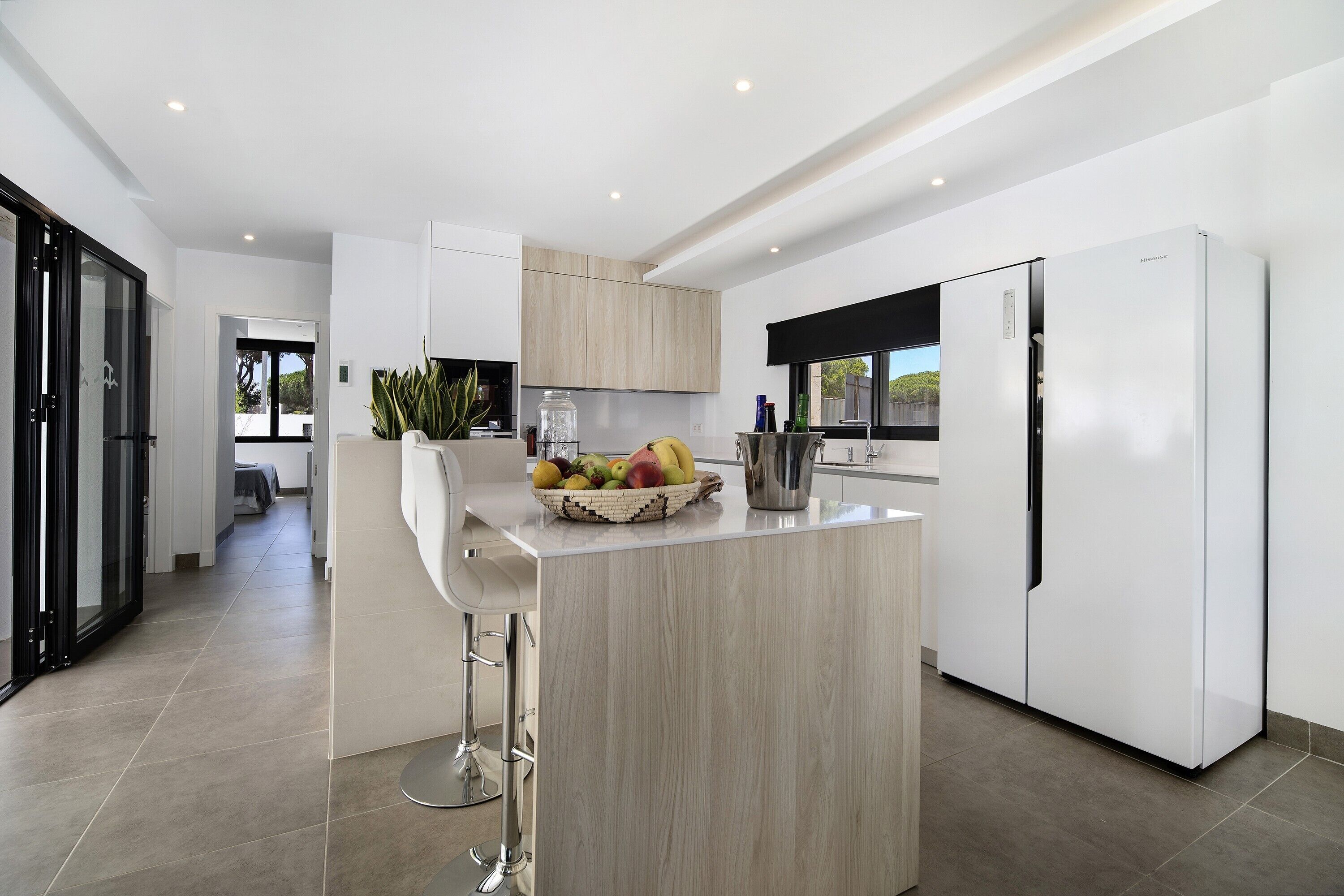 Jääkaappi, mikroaaltouuni, uuni, liesi