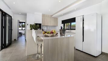 Jääkaappi, mikroaaltouuni, uuni, liesi