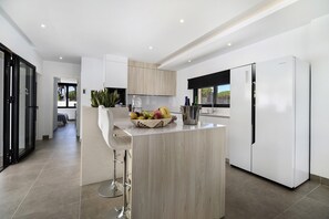 Fridge, microwave, oven, stovetop - Luxury "Manuela Sea Villa" with Infinity Pool, Air Condition, Fitness Area & Wi-Fi (Chiclana de la Frontera)