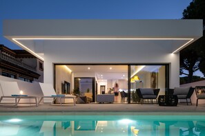 A modern house with a pool, large windows, and a balcony. - Luxury "Manuela Sea Villa" with Infinity Pool, Air Condition, Fitness Area & Wi-Fi (Chiclana de la Frontera)