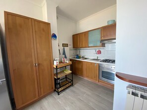 Refrigerador, horno, parrilla de estufa y tetera eléctrica 