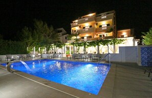 Pool - Rooms Dijana, (16196), Novalja, hr (Novalja)