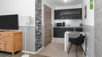 Coffee/tea maker, fridge, microwave, stovetop