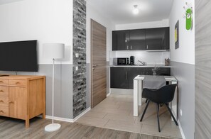 Kühlschrank, Mikrowelle, Herdplatte, Wasserkocher mit Kaffee-/Teezubehör