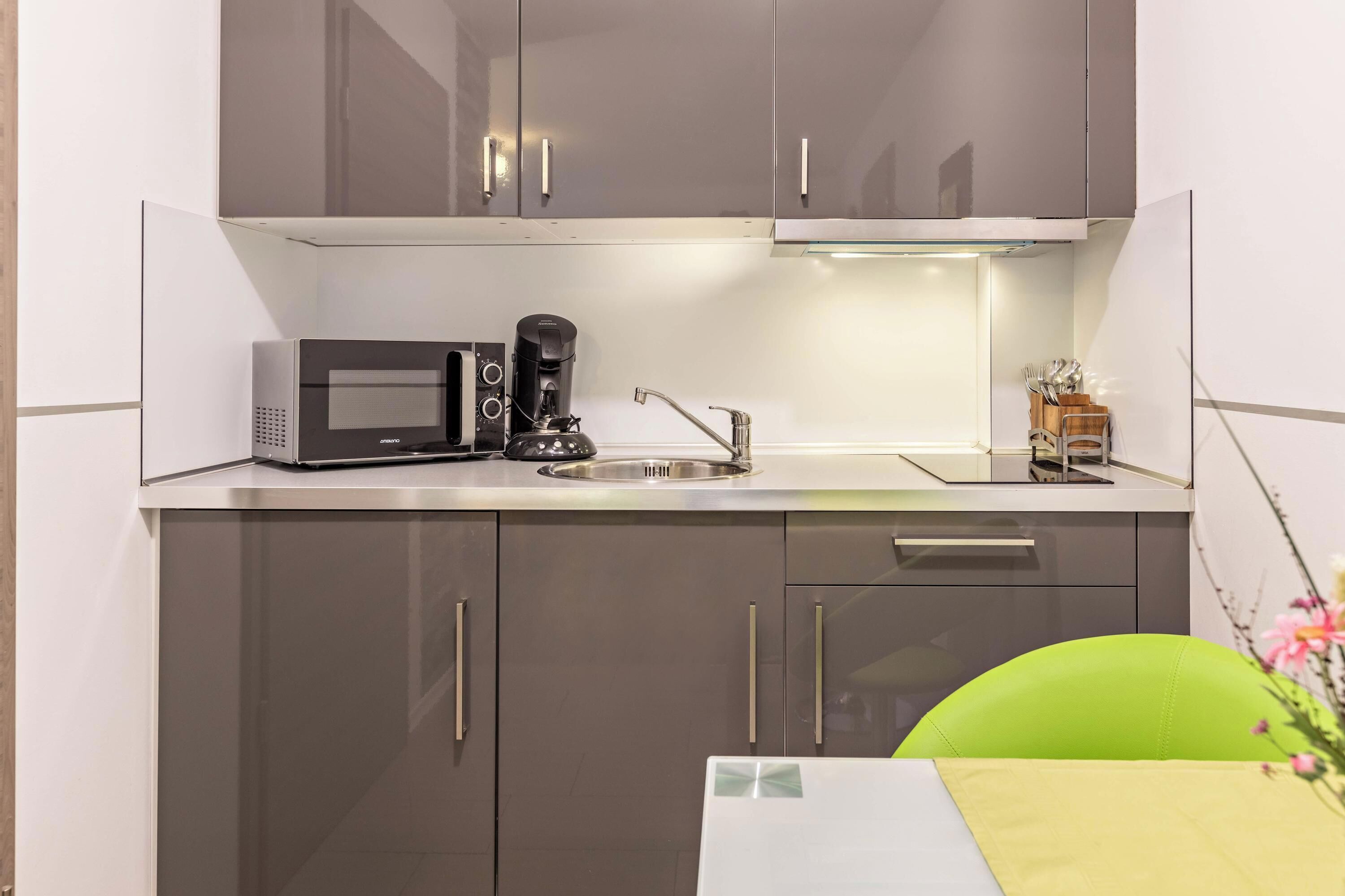 Réfrigérateur, micro-ondes, plaque de cuisson, cafetière/bouilloire