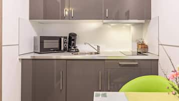 Fridge, microwave, stovetop, coffee/tea maker