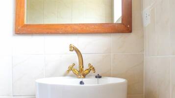 浴缸、毛巾、肥皂、卫生纸