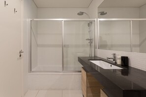 Kombinert dusj/badekar, toalettartikler (inkludert) og hårføner