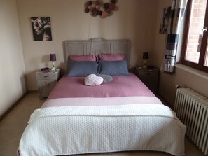 2 chambres, bureau, fer et planche à repasser, lit de bébé portatif