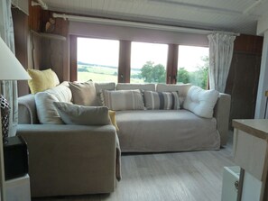 Smart TV, futbolito, mesa de ping pong, libros