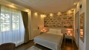 Deluxe Double Room | In-room safe, laptop workspace, blackout drapes, soundproofing