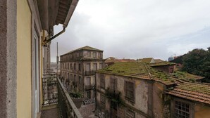 A narrow alleyway between buildings with a balcony on the left. - Vitoria Duplex Apartment by DA'HOME (Porto)