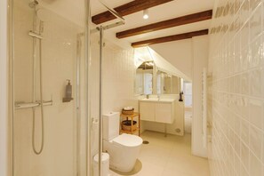 Dusche, Haartrockner, Handtücher