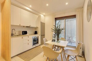 Fridge, microwave, oven, stovetop - DA'Home - Marquês Unique Terraza (Porto)