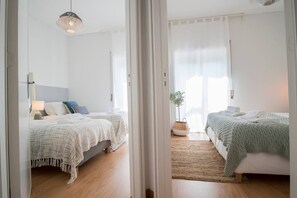 2 habitaciones, tabla de planchar con plancha, cuna de viaje y wifi 