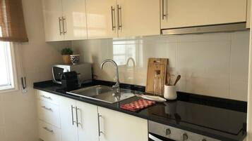 Refrigerador, microondas, horno, placa de cocina