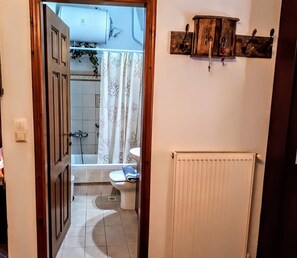Appartement (Ground Floor) | Badkamer | Gratis toiletartikelen, een haardroger, handdoeken, zeep