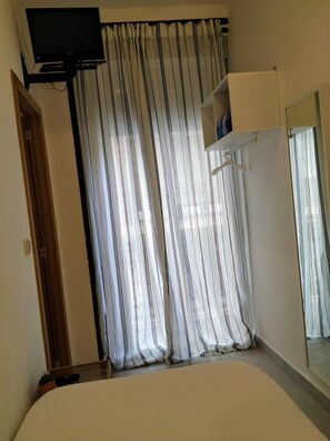 Soundproofing, iron/ironing board, free WiFi, bed sheets - Hostal Abitum Madrid (Madrid)