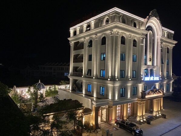Fachada de la propiedad por la tarde o noche