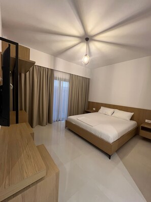 Dobbeltrom – deluxe, balkong | Sengetøy av topp kvalitet, memory foam-senger og skrivebord