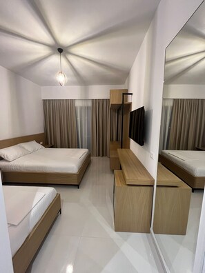 Chambre Triple Supérieure | Literie de qualité supérieure, matelas mémoire de forme, bureau