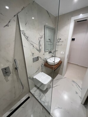 Douche, sèche-cheveux, bidet, serviettes fournies