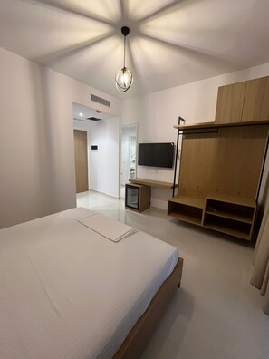 高档床上用品、记忆海绵床垫、办公桌、遮光窗帘