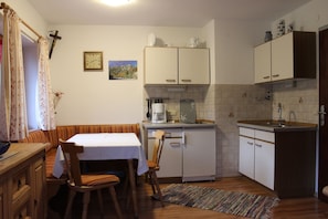 Ferienwohnung Krokus 40qm, Terrasse, Kochnische, 1 Schlafzimmer, Wohnzimmer-Kochen