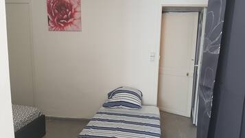 1 slaapkamer, een strijkplank/strijkijzer, wifi, beddengoed