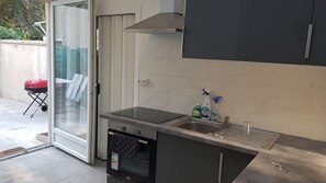 冷蔵庫、電子レンジ、コンロ、電気ポット