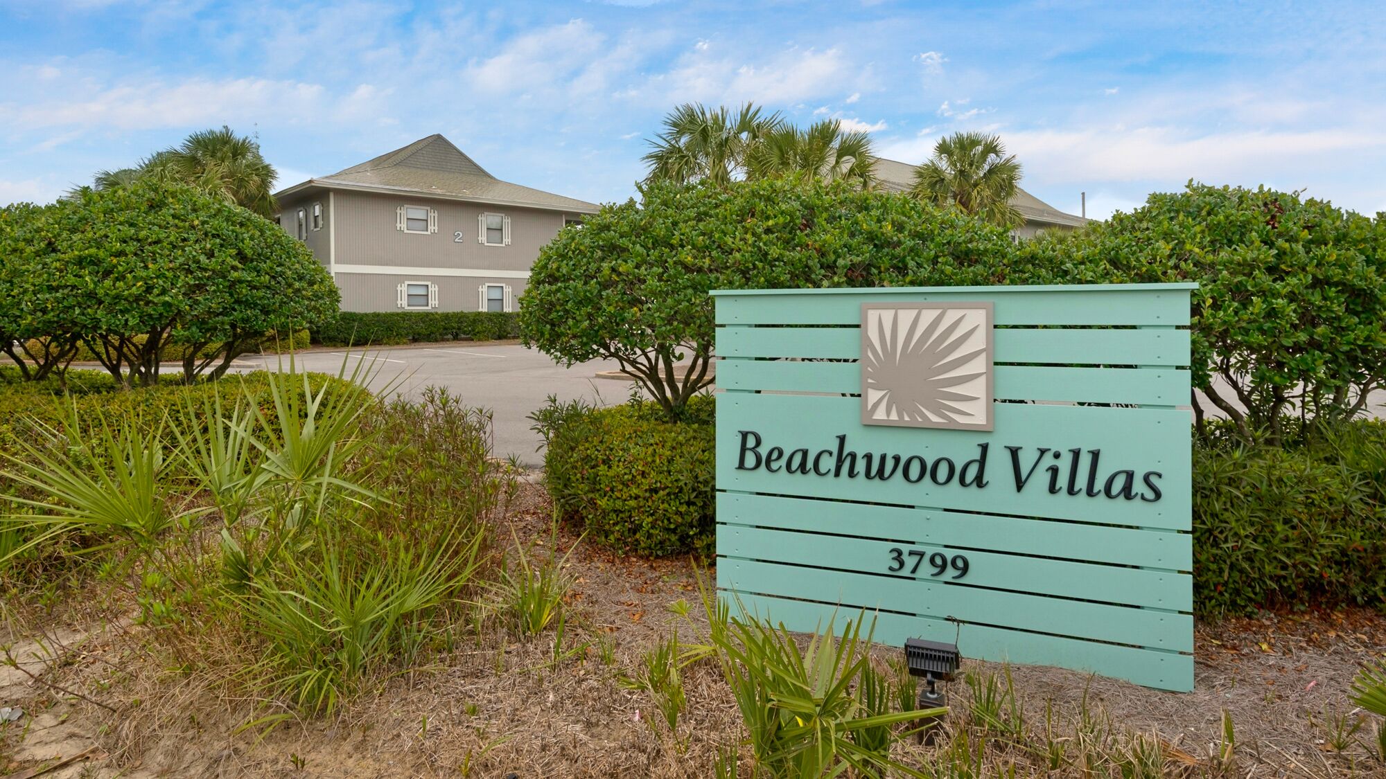 Letrero de Beachwood Villas con el número 3799.