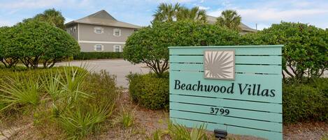 Letrero de Beachwood Villas con el número 3799.