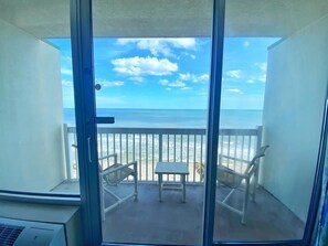 Panorama studio, 2 queensize bedden, keuken, uitzicht op zee | Uitzicht vanaf balkon