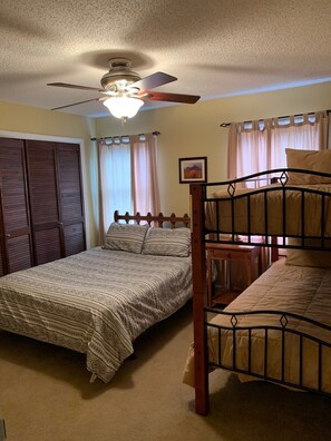3 bedrooms, iron/ironing board, free WiFi, bed sheets