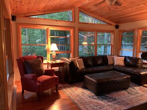 TV connectée, cheminée, lecteur de DVD, baby-foot