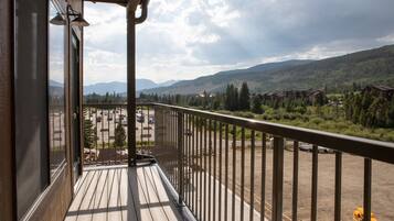 Condo, 2 Bedrooms | Property grounds