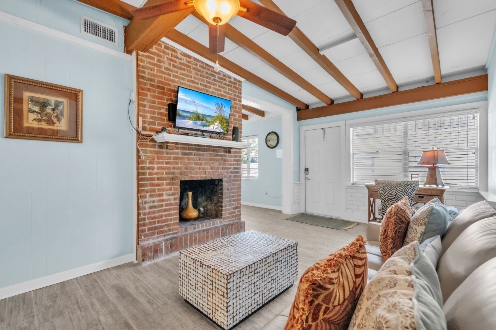 Biệt thự, 2 phòng ngủ | Khu phòng khách | TV 