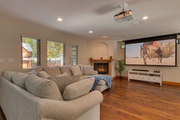 Fernseher, Kamin, Videospiele, Tischfußball