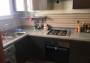 Fridge, oven, stovetop, coffee/tea maker