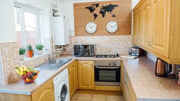 Luxury House, Private Bathroom, Courtyard View | Private kitchen