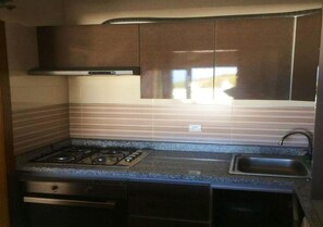 Kühlschrank, Ofen, Herdplatte, Kochgeschirr/Geschirr/Besteck