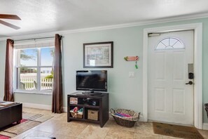 TV - Adorable condo with a full kitchen & outdoor space - just steps from the beach (Bradenton Beach)