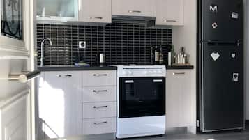 Fridge, oven, stovetop, coffee/tea maker