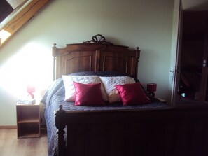 Klassieke kamer, 1 queensize bed, niet-roken, uitzicht op de binnenplaats (Sologne) | Luxe beddengoed, individueel gedecoreerd, individueel gemeubileerd