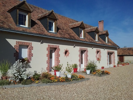 Front of property. La Halte de Chambord