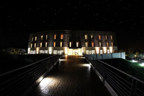 Boendets fasad - kväll/natt